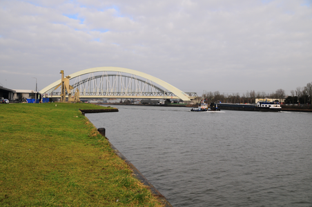 903913 Gezicht op het Amsterdam-Rijnkanaal te Utrecht, met links enkele van de Waterwerken van beeldhouwer Ruud Kuijer ...